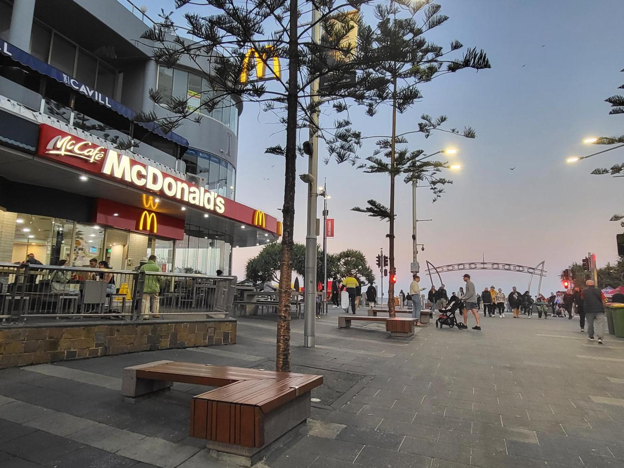 Beachside In The Heart Of Surfers Paradise - Free Parking Apartment *